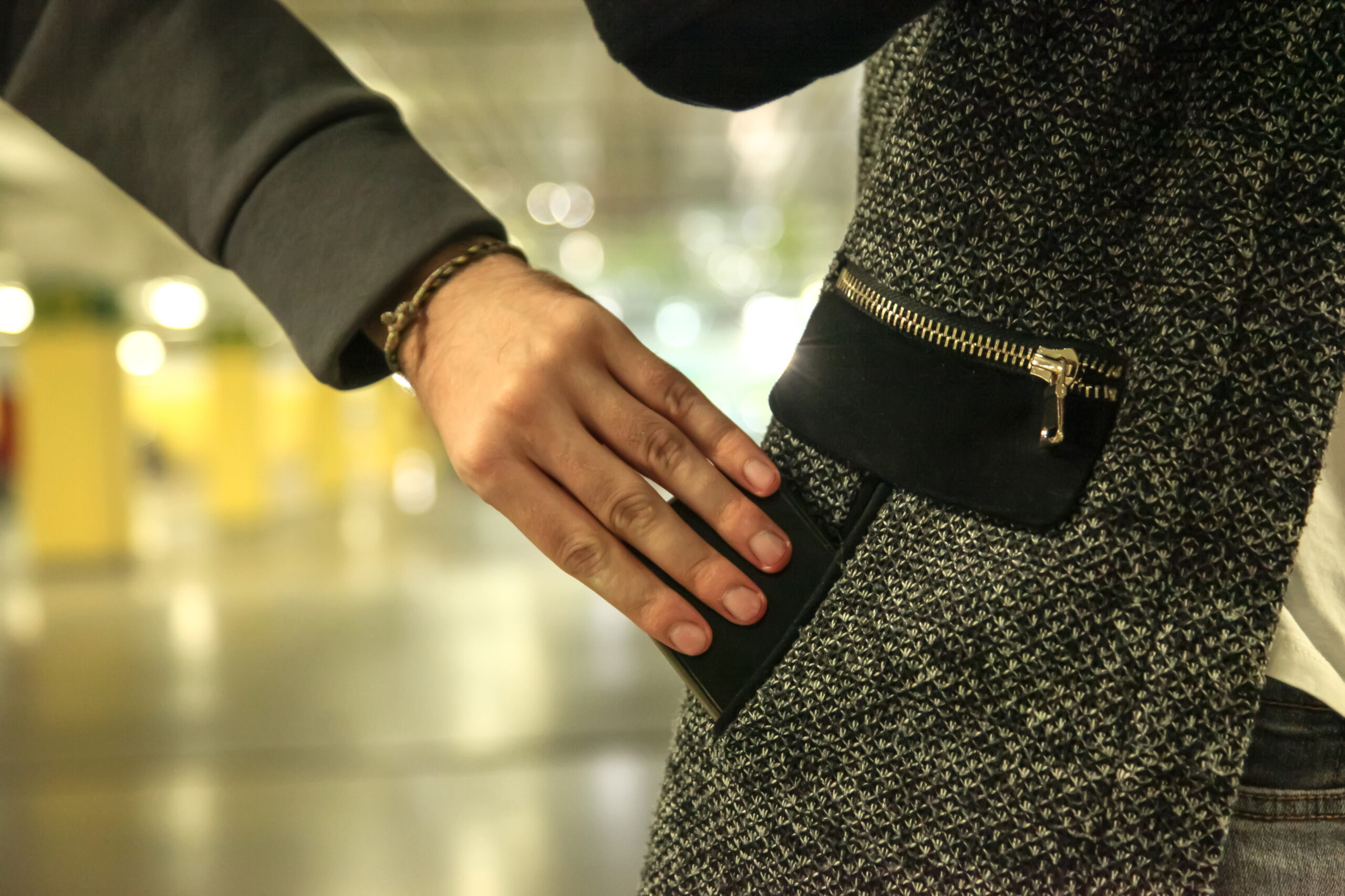 Mobile Phone, Women, Men, Nightclub, Theft, Coat, Garage, Stealing